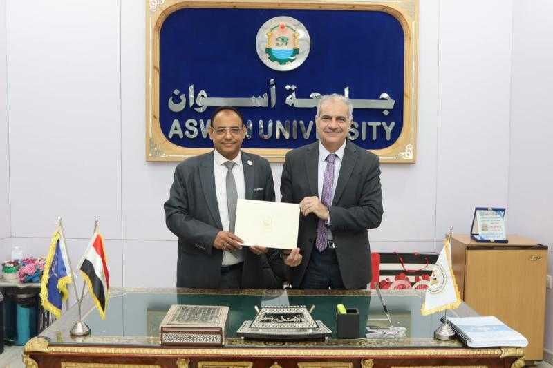 جامعة أسوان تكرم مؤسسة الناس لبعضهم  تقديرًا لعطائها في خدمة المجتمع