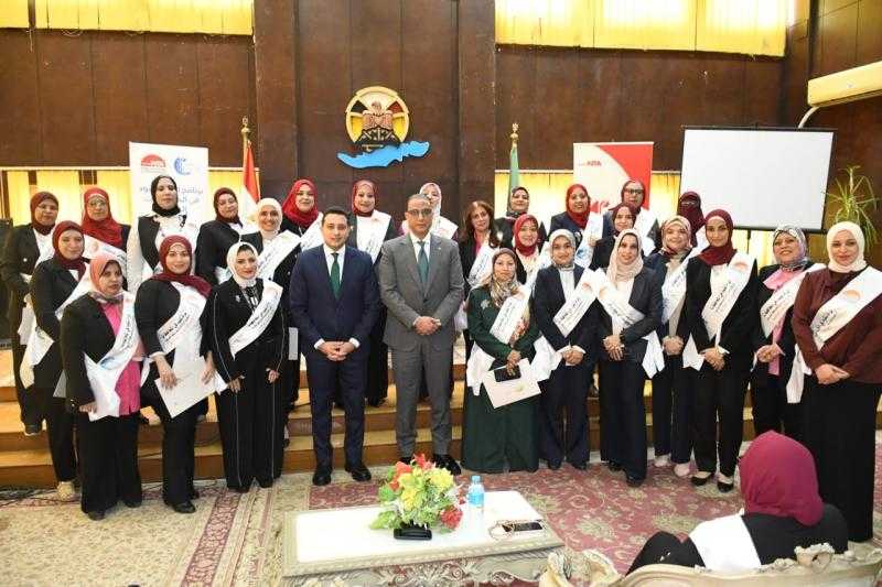 محافظ الفيوم يسلم شهادات اجتياز برنامج ”المرأة تقود فى المحافظات” للمتدربات