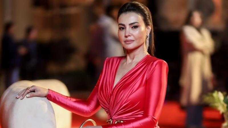 دينا فؤاد تخطف الأنظار بإطلالة جريئة