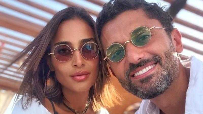 كريم محمود عبد العزيز ينفي شائعات الطلاق بصورة مع زوجته