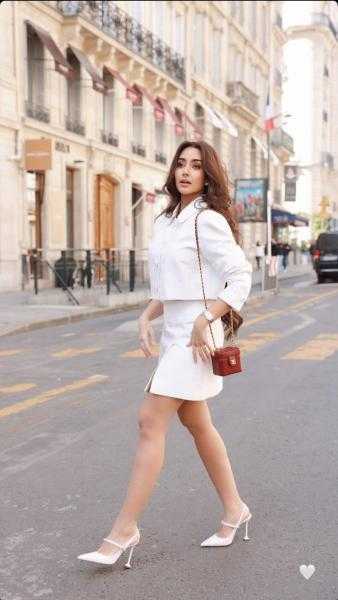 هنا الزاهد تخطف الأنظار بإطلالة صيفية جديدة