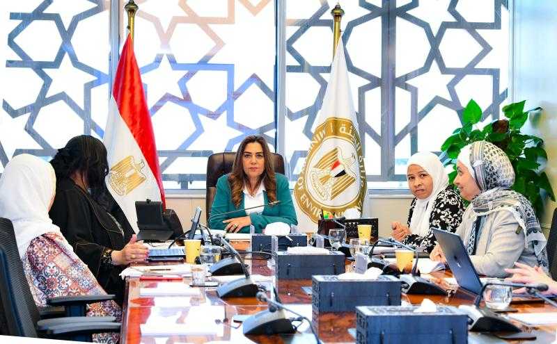 وزيرة البيئة تعقد اجتماعًا مع قطاع الإدارة البيئية لبحث منظومة تقييم الأثر البيئي للمشروعات
