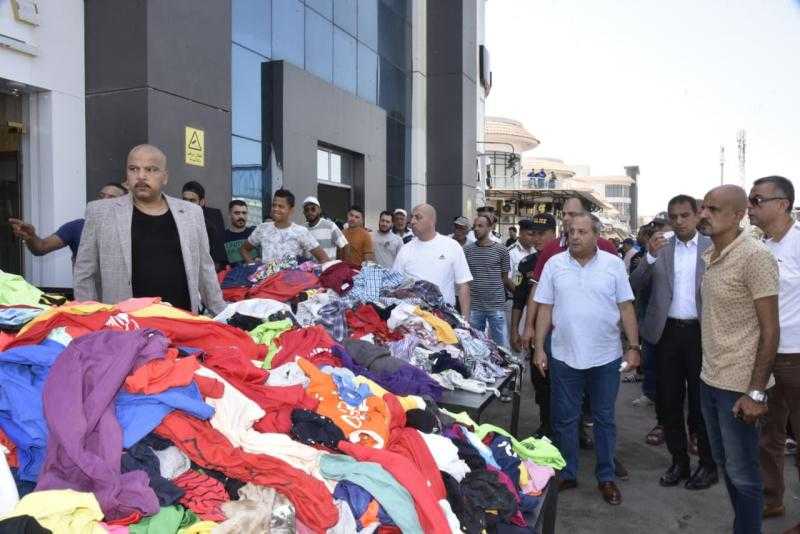 محافظ بورسعيد يتفقد سوق الملابس المستعملة