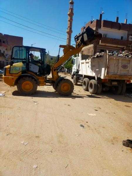 رفع 700 طن مخلفات خلال أسبوع من شوارع وقرى إسنا بالأقصر