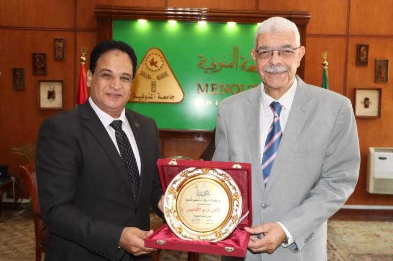 تكريم رئيس جامعة المنوفية خلال الإحتفال بتكريم أوائل الشهادات العامة بنوعية المنوفية
