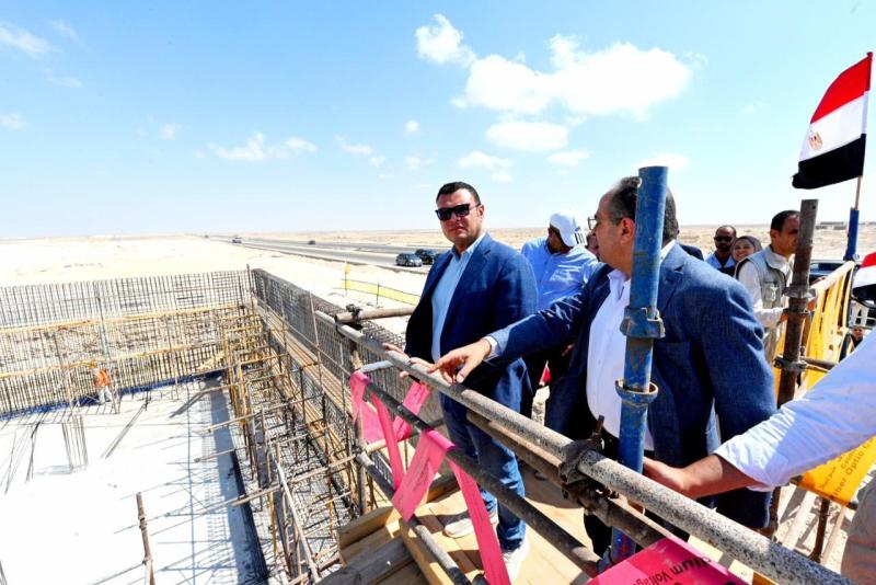 وزير الإسكان يتفقد مشروع إنشاء محطة لتحلية المياه