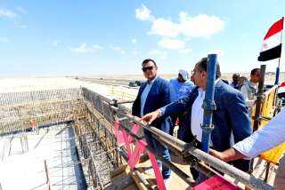 وزير الإسكان يتفقد مشروع إنشاء محطة لتحلية المياه بالعلمين الجديدة