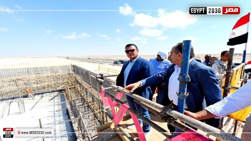 وزير الإسكان يتفقد مشروع إنشاء محطة لتحلية المياه