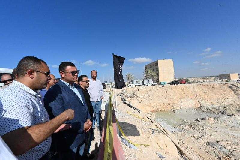 وزير الإسكان يتفقد مشروع بحيرات ”نيو مارينا” و”البوغاز” والفيلات والشاليهات بمارينا ٨