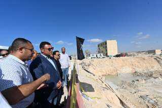 وزير الإسكان يتفقد مشروع بحيرات ”نيو مارينا” و”البوغاز” والفيلات والشاليهات بمارينا ٨