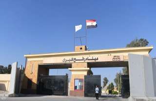 رئيس الوزراء الفلسطيني يتفقد معبر رفح برفقة مسؤولين مصريين