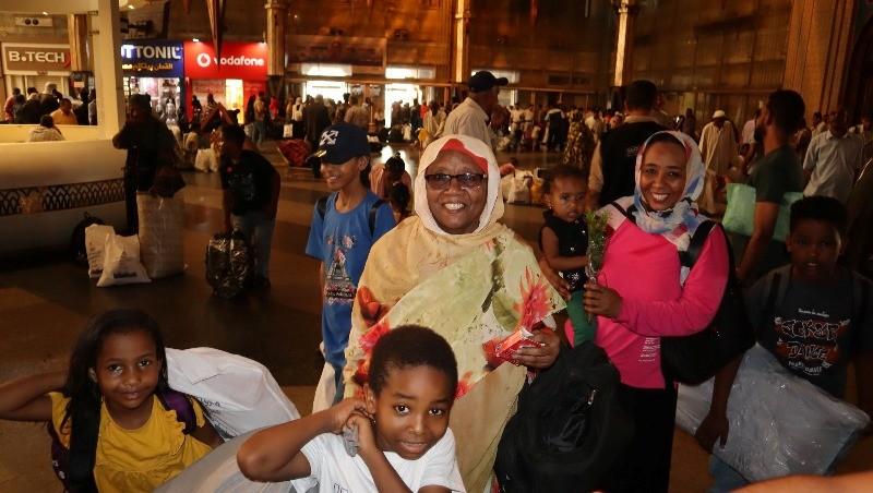 رحلات مجانية لتيسير عودة السودانيين.. انطلاق القطار الخامس غدًا من محطة مصر