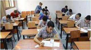 طلاب الثانوية العامة يؤدون امتحان الدور الثاني في مادة اللغة الثانية