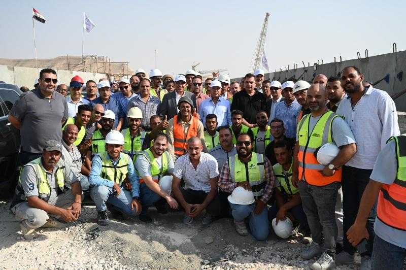 وزير الصناعة والنقل يتابع اعمال التشطيبات النهائية لمحطات الخط الأول من شبكة القطار الكهربائي السريع وأعمال تركيب قضبان السكك الحديدية