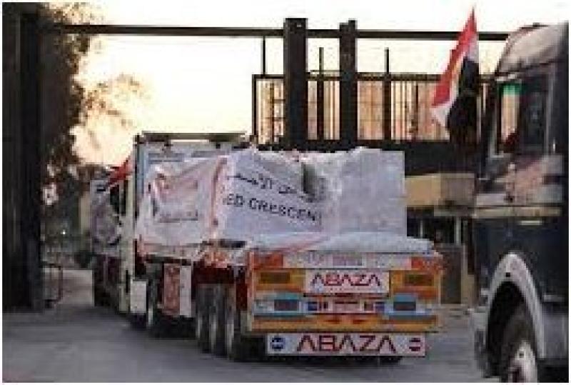الهلال الأحمر المصري: القافة الـ 16 من زاد العزة تحمل أكثر من 100 طن مستلزمات طبية لأهالي القطاع