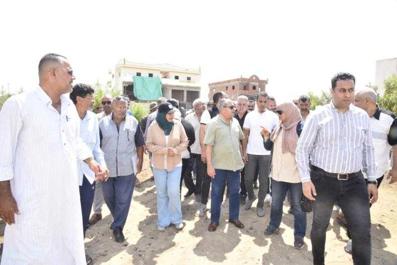 محافظ بورسعيد يتفقد أعمال تطوير ورفع كفاءة طريق قرية العاشر من رمضان الزراعي المؤدي للمعهد الازهري