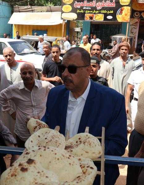 محافظ سوهاج يتفقد الأسواق والمواقف وأعمال تطوير ميدان الشهداء