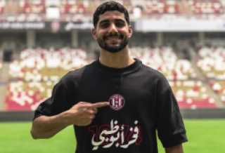 النني وإبراهيم عادل على دكة بدلاء الجزيرة في مباراة خورفاكان