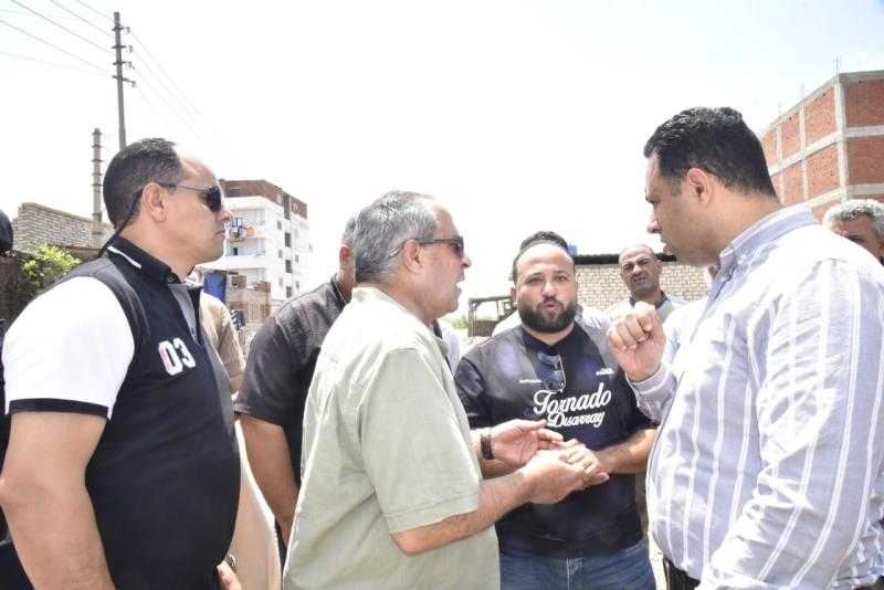 محافظ بورسعيد يتفقد ميدانيًا مستوى الخدمات بمنطقة النورس ويستمع لشكاوي ومطالب المواطنين على أرض الواقع