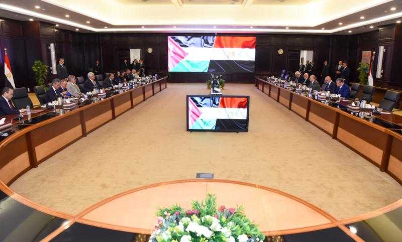 وزير الخارجية يؤكد لرئيس الوزراء الفلسطيني استمرار الجهود المصرية لوقف إطلاق النار في غزة
