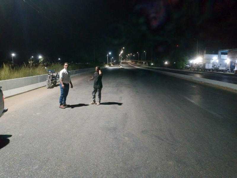 تكثيف أعمال الإنارة بمحيط منطقة كوبري البياضية بالأقصر