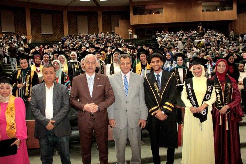 جامعة أسيوط تحتفل بتخريج الدفعة 26 من طلاب كلية الآداب