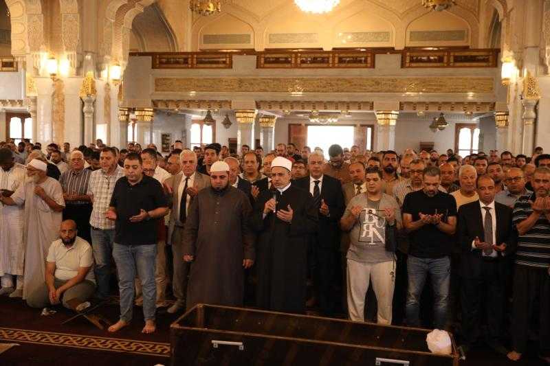 رئيس جامعة الأزهر يؤمُّ المصلين في صلاة الجنازة على شهيدة الواجب رئيسة هيئة التمريض بمستشفى سيد جلال
