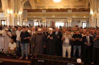 رئيس جامعة الأزهر يؤمُّ المصلين في صلاة الجنازة على شهيدة الواجب رئيسة هيئة التمريض بمستشفى سيد جلال