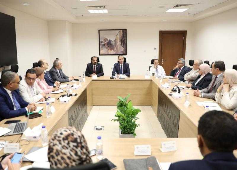 نائب وزير الصحة يترأس اجتماعًا لتفعيل آليات معايير السلامة والصحة المهنية في المنشآت الطبية