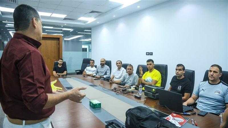 أوسكار رويز يجتمع بحكام الجولة الثانية بالدوري ويقيّم أداءهم