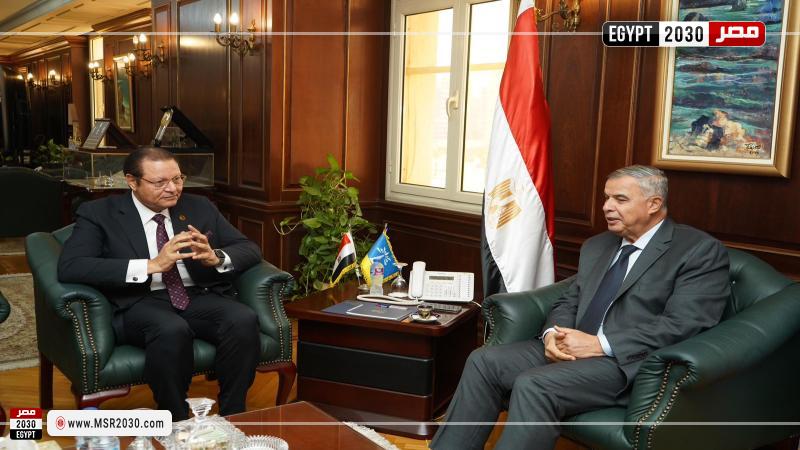 الفريق أحمد خالد حسن سعيد محافظ الإسكندرية والدكتور أحمد طه خلال اللقاء