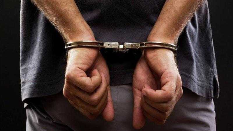 القبض على موظف سرقة مستندات مسن  بالشيخ زايد