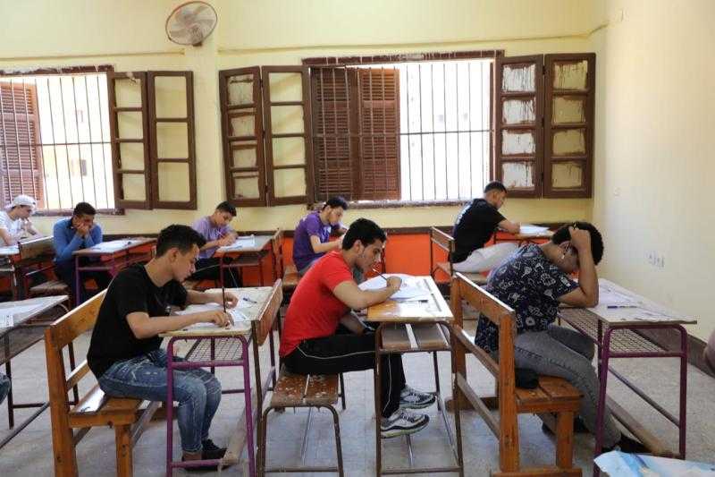 طلاب الثانوية العامة دور ثان يؤدون امتحان الفيزياء والتاريخ