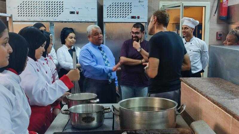 وكيل وزارة التعليم بالأقصر يتفقد التدريب العملي لطلاب الثانوية الفندقية على أساسيات المطبخ الإيطالي