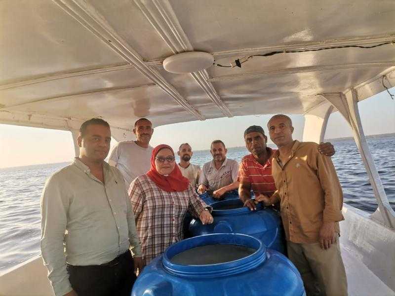 إطلاق الدفعة الرابعة من يرقات الجمبري في بحيرة قارون ضمن خطة تنميتها الشاملة