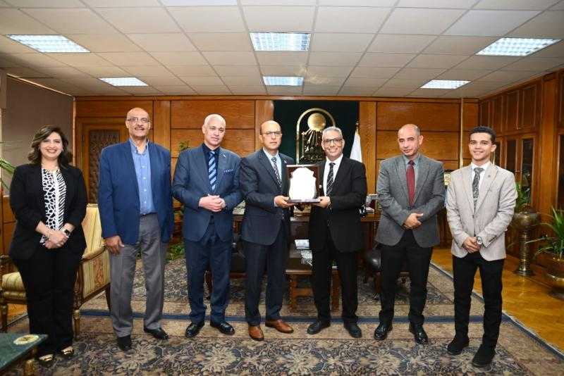 تكريم الدكتور المنشاوي وتسليمه درع كلية التجارة بجامعة أسيوط تقديرًا لجهوده ودعمه المستمر للكلية