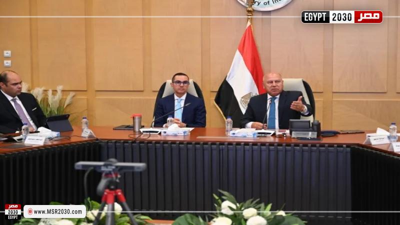 وزير الصناعة خلال الاجتماع