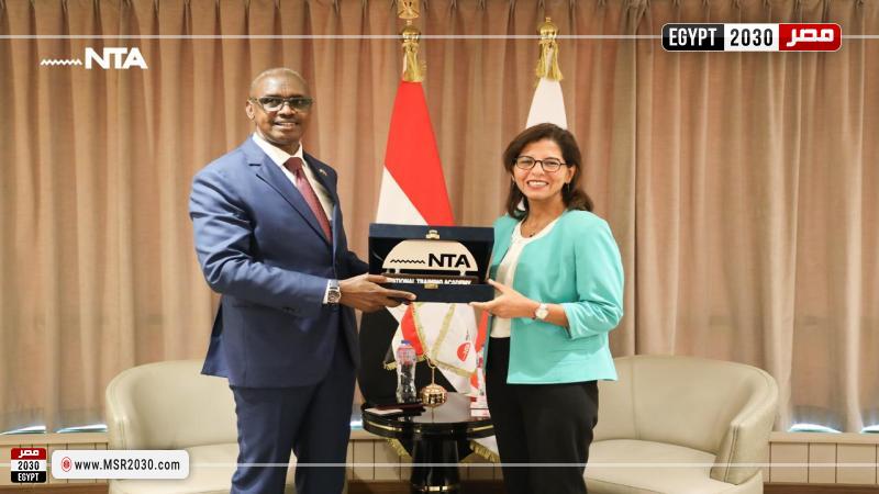السفير دان مونيوزا سفير جمهورية رواندا لدى مصر والدكتورة سلافة جويلي المدير التنفيذي للأكاديمية