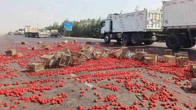 انقلاب سيارة محملة بالطماطم