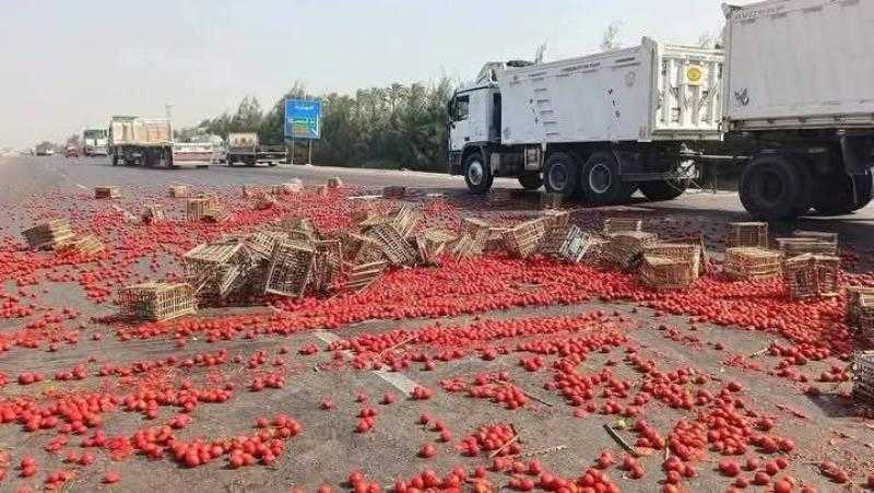 انقلاب سيارة محملة بالطماطم على الطريق الصحراوي في البحيرة وإصابة شخصين