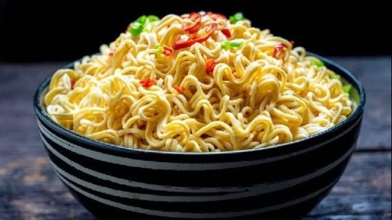 بعد وفاة طفل بسببها.. خبير تغذية يكشف أضرار «النودلز» على صحة الأطفال