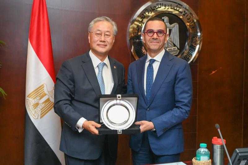 وزير الاستثمار والتجارة الخارجية يستقبل سفير كوريا الجنوبية بالقاهرة لبحث سبل تعزيز العلاقات الاقتصادية المشتركة بين البلدين