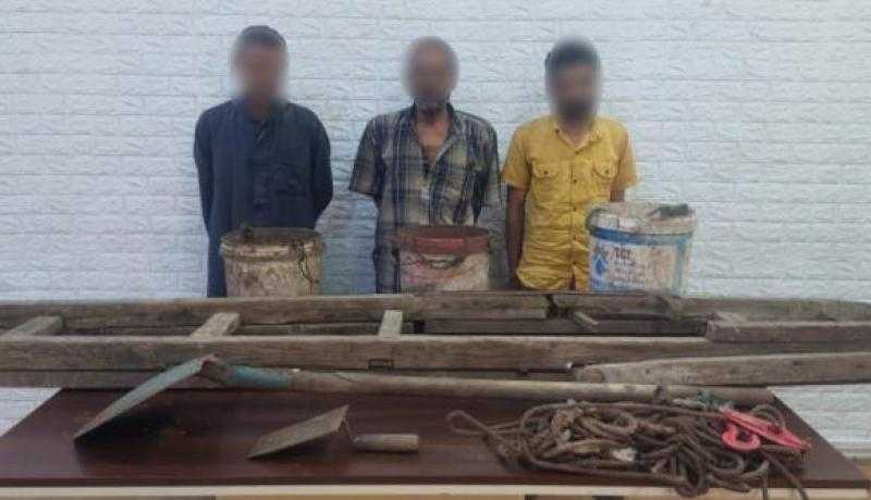 ضبط 3 أشخاص للتنقيب  عن الآثار داخل عقار بالخليفة