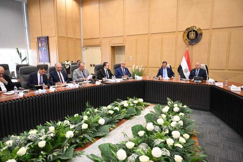 وزير الصناعة والنقل ووزير الزراعة يبحثان التوسع في تصنيع الزبيب وتوطين صناعة الكتان لتعزيز الصناعات الوطنية