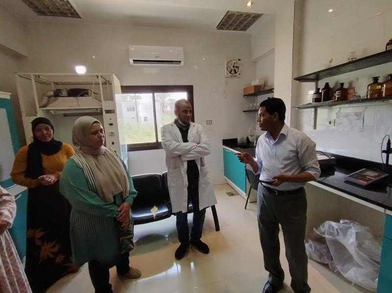 وكيل وزارة الصحة بالأقصر يتفقد معمل الرصد البيئي بوحدة كوم الرمال