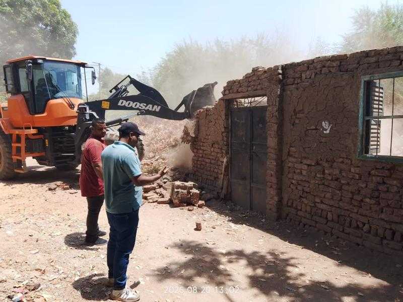 إزالة ٨ حالات تعدٍ على أراضٍ زراعية بمساحة ١٩٢٥ متر في إطار الموجة ٢٧ بالأقصر