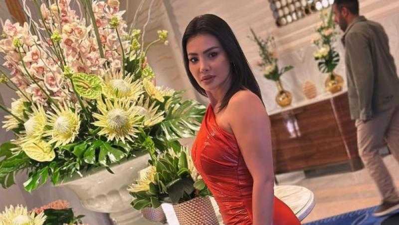 دينا فؤاد تتألق بإطلالة جريئة وتكشف عن مخاوفها من الحسد