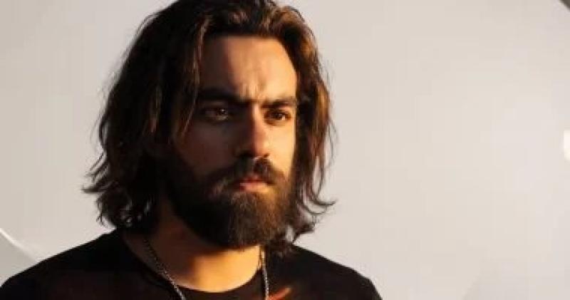 علي رؤوف: ”أنا بشحت بالجيتار” كانت ارتجالاً عفويًا ولم أتوقع أن تتحول لظاهرة