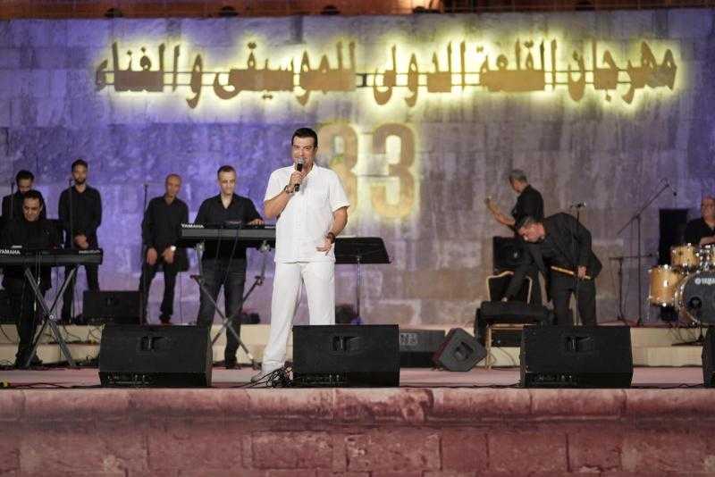 إيهاب توفيق يتألق بدويتو مع كنزي تركي في مهرجان القلعة الـ33