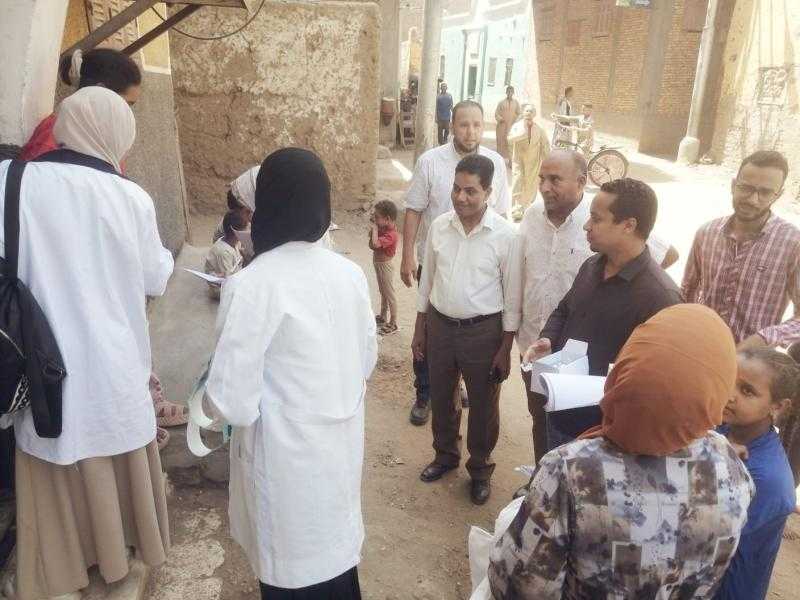 وكيل وزارة الصحة بالأقصر يتفقد وحدتى راجح والمساوية بإسنا لمتابعة حملة تجريع المواطنين ضد مرض البلهارسيا